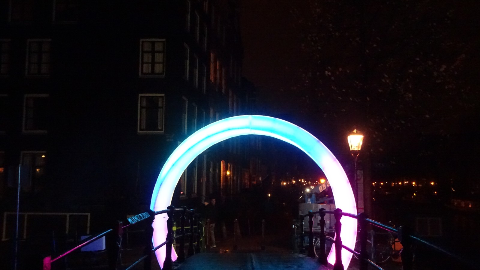 Gisteravond is het Amsterdam Light Festival van start gegaan, met dit jaar als thema a Bright City. Foto's : Circle of Life, House of Cards, Waterfun, Floating Bridge  en IntrepidThe Paperboat