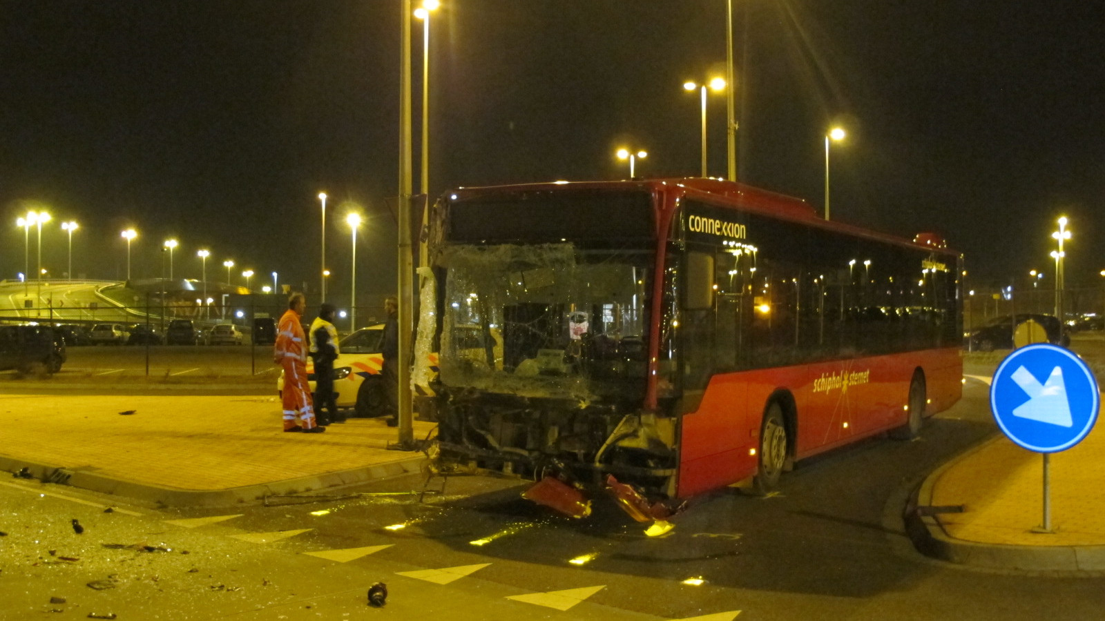 Bussen botsen op elkaar bij Schiphol