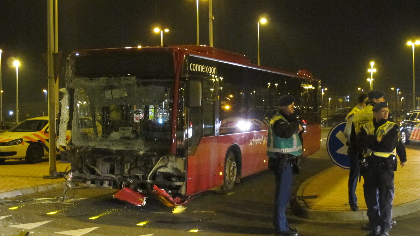Bussen botsen op elkaar bij Schiphol