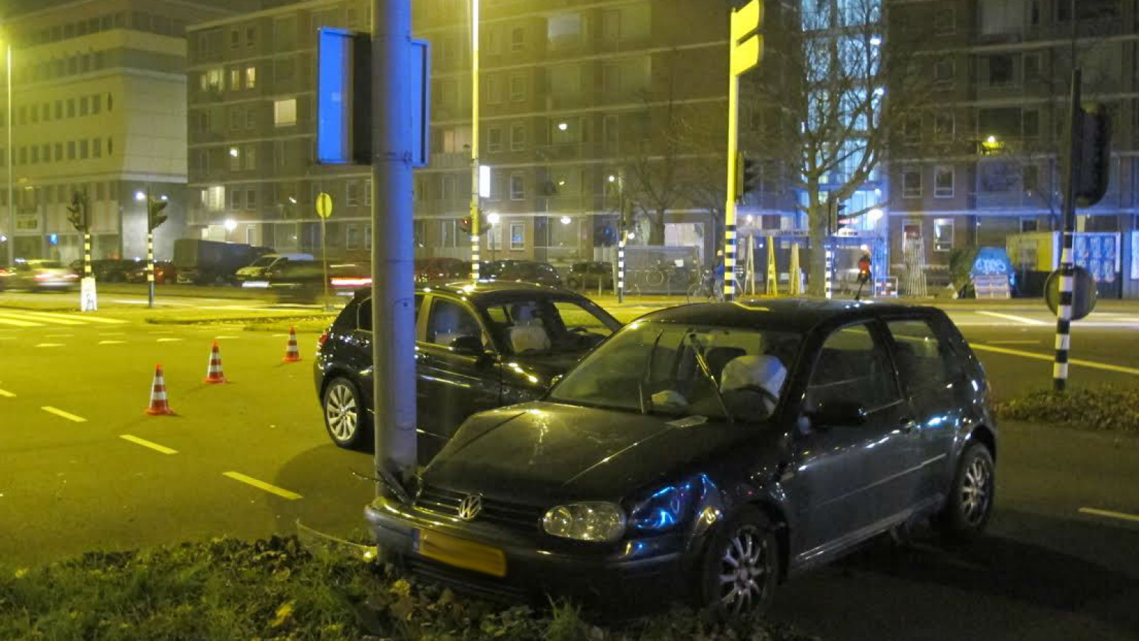 Auto knalt tegen lichtmast op Prins Bernhardplein