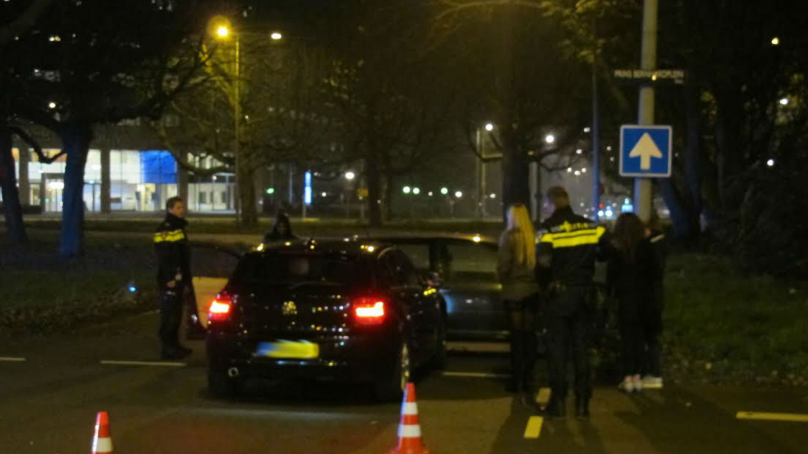 Auto knalt tegen lichtmast op Prins Bernhardplein