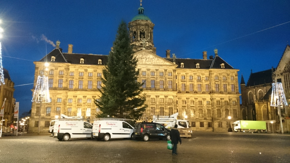 Kerstboom op de Dam wordt opgetuigd AT5