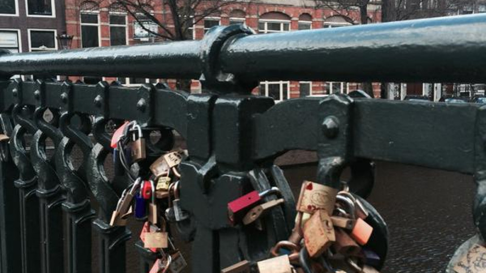 Nu ook liefdesslotjes op brug Singel