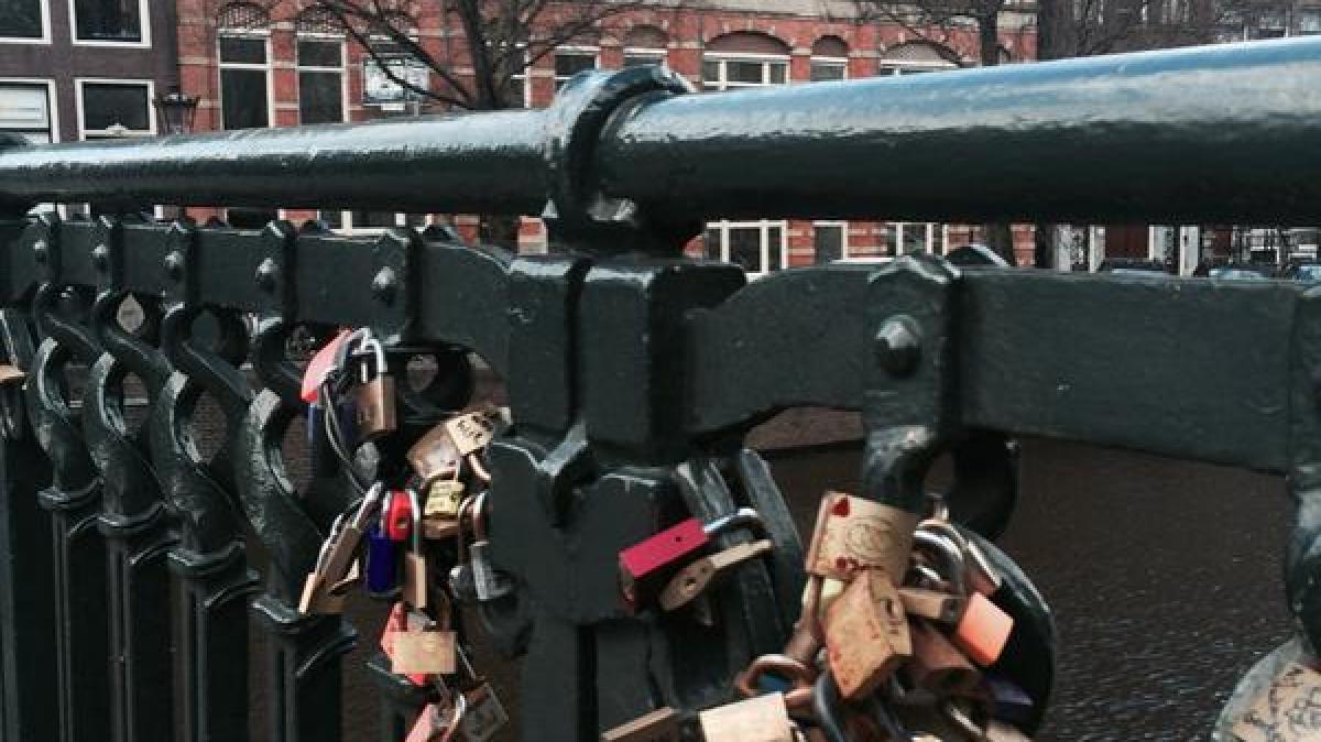 Nu ook liefdesslotjes op brug Singel