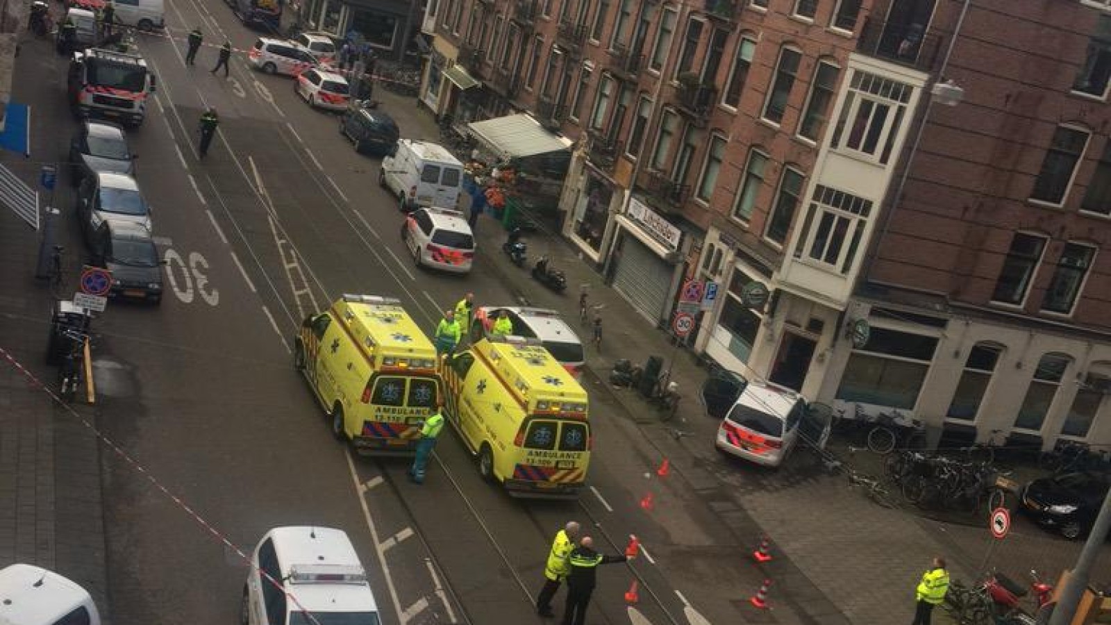 Politie crasht tegen winkelpui Van Woustraat bij achtervolging