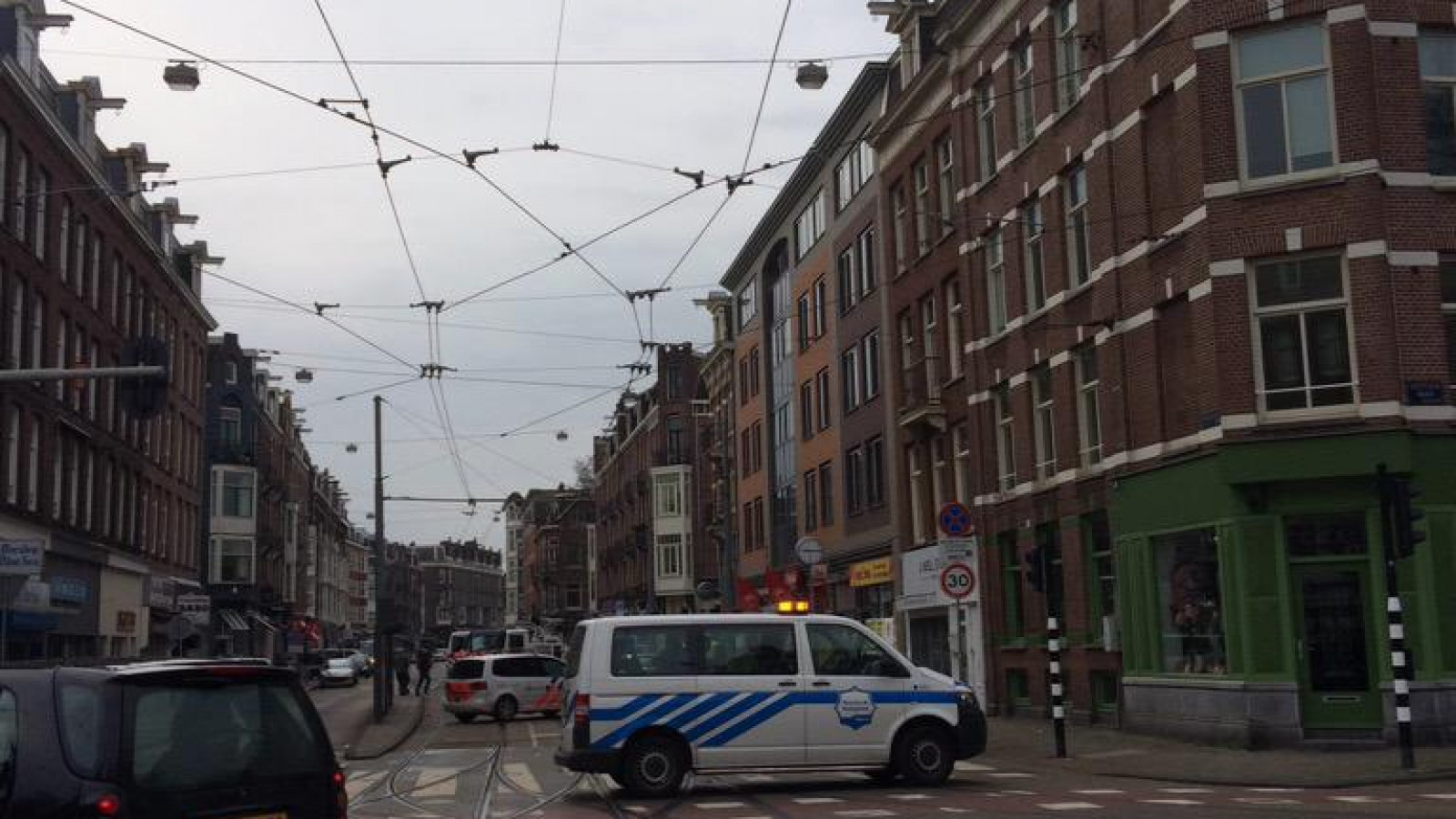 Politie crasht tegen winkelpui Van Woustraat bij achtervolging