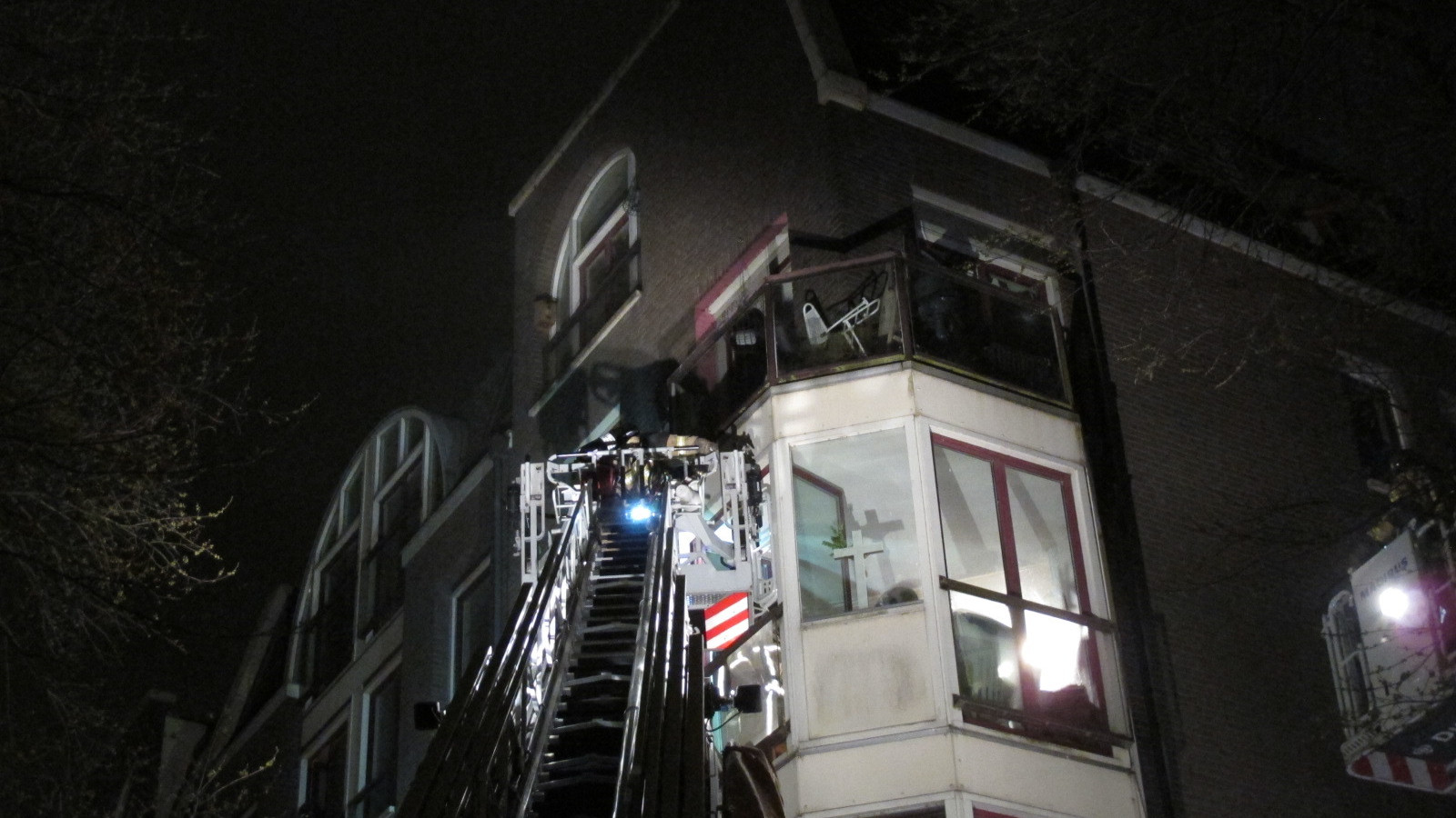 Vijf mensen uit pand aan Amstel gered bij grote brand