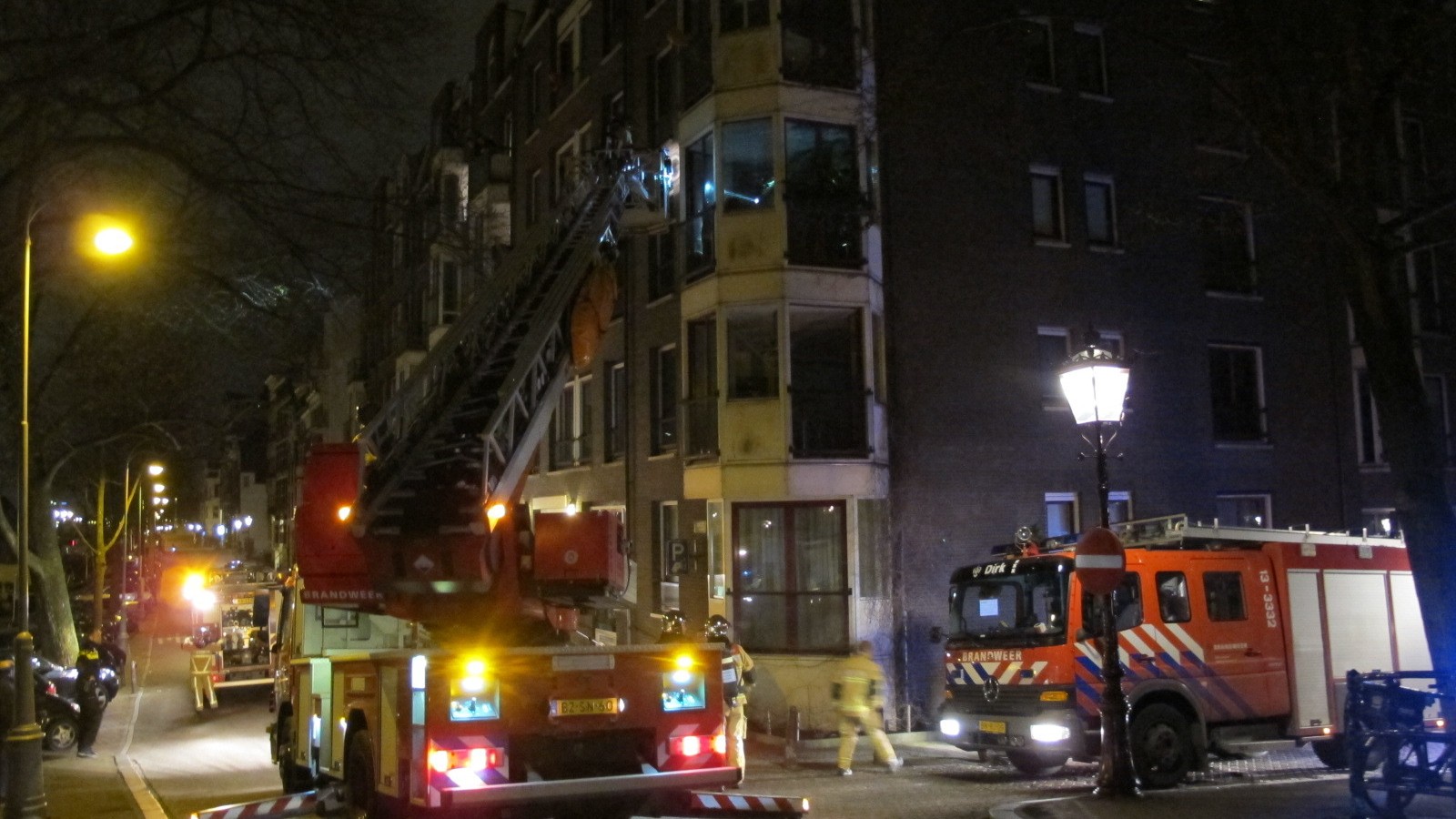 Vijf mensen uit pand aan Amstel gered bij grote brand