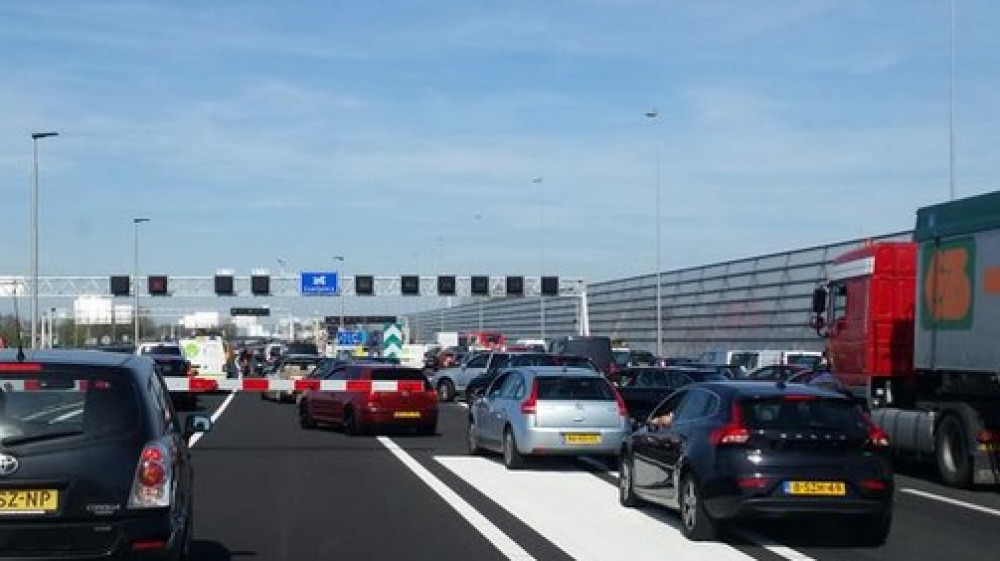 Coentunnel dicht na ongevallen AT5