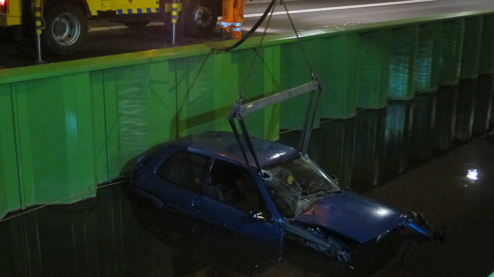 Auto belandt in sloot in Noord; inzittenden wachten onderkoeld op dak