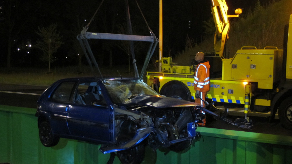 [Video] Auto Belandt In Sloot In Noord; Inzittenden Wachten Onderkoeld ...