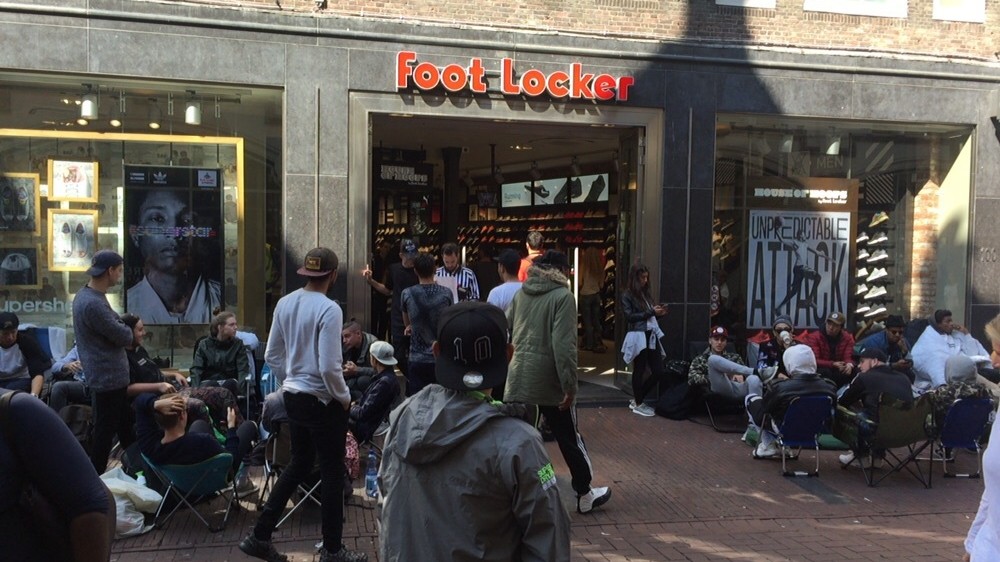 Schoenenliefhebbers kamperen dagenlang voor winkel Kalverstraat - AT5