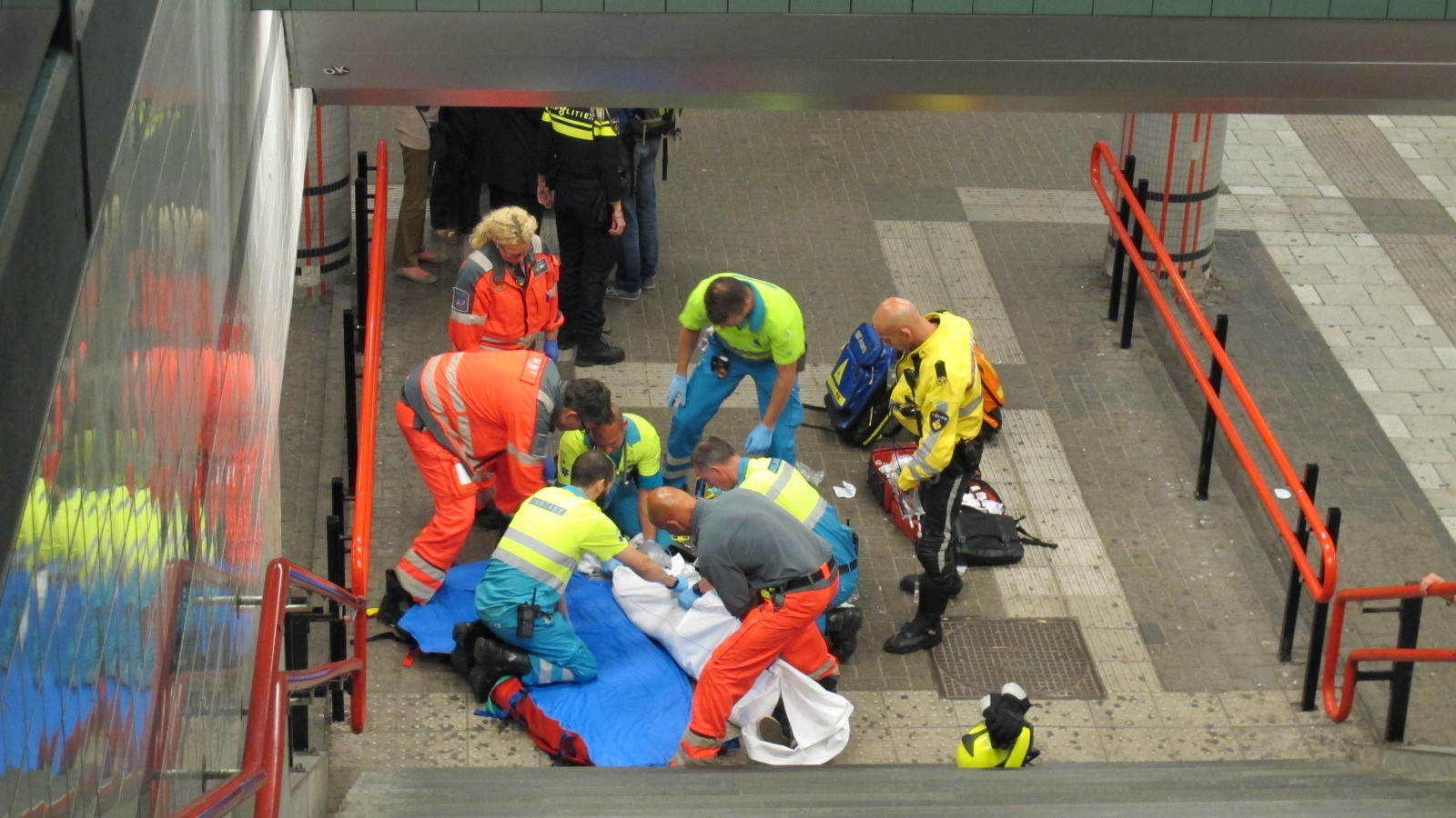 Man valt van trap op station Sloterdijk