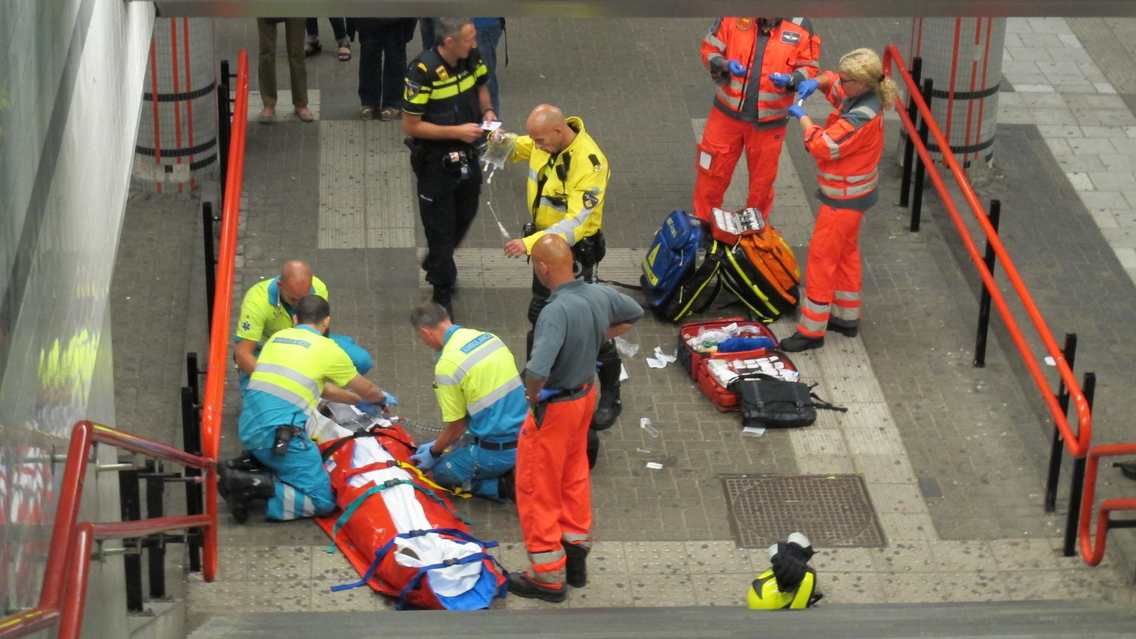 Man valt van trap op station Sloterdijk