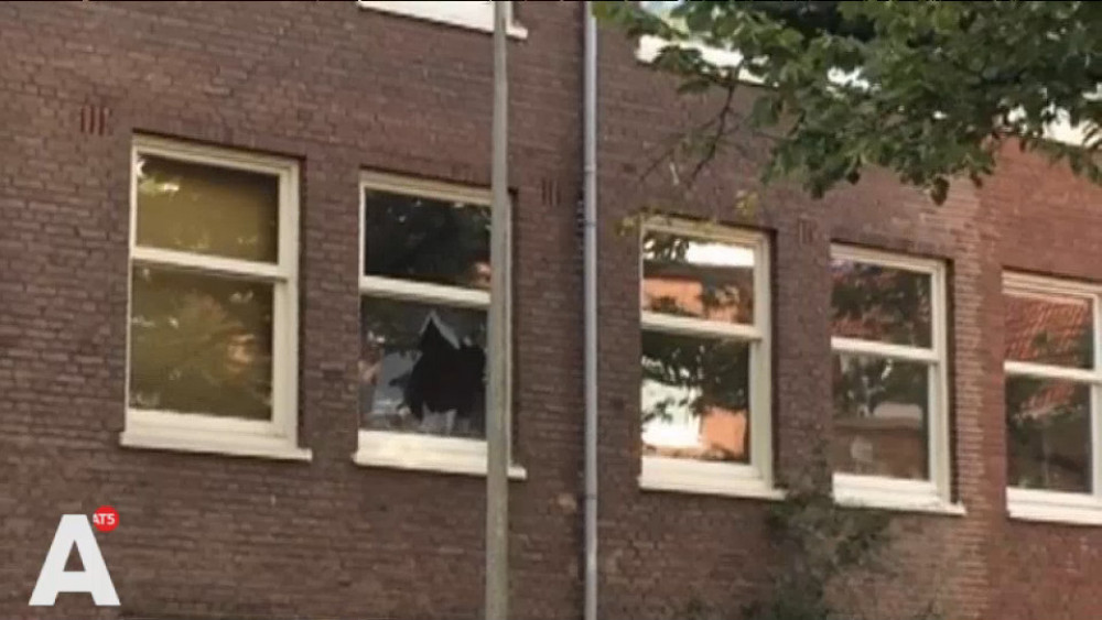 Verwarde Man Slaat Raam Eigen Woning In En Wordt Uit Huis Gehaald - AT5