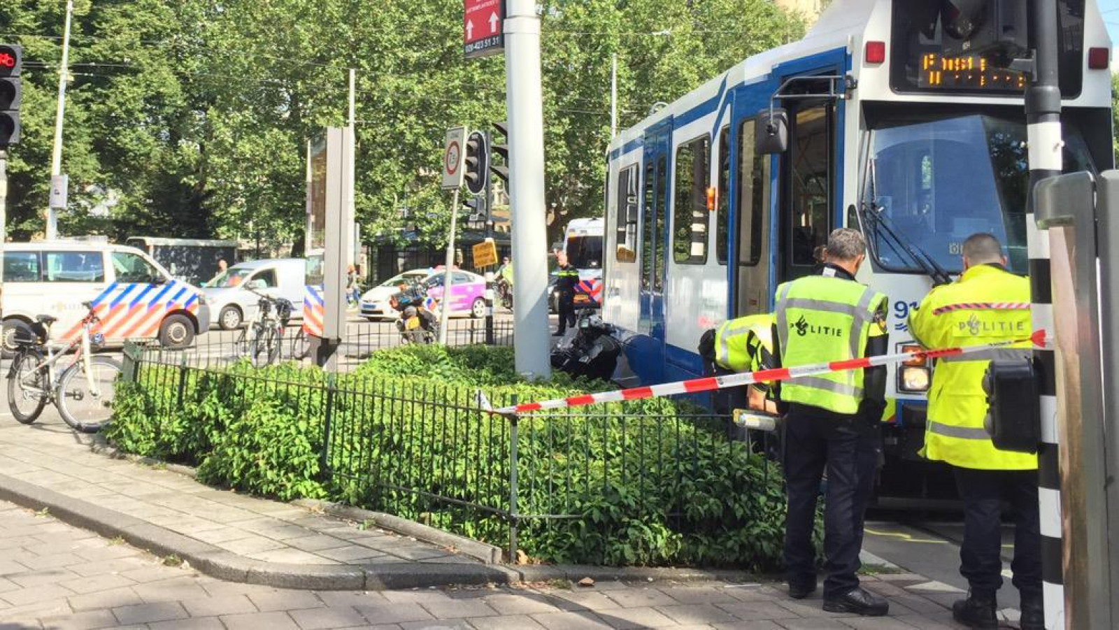 Scooterrijder botst tegen tram 5 op Leidseplein