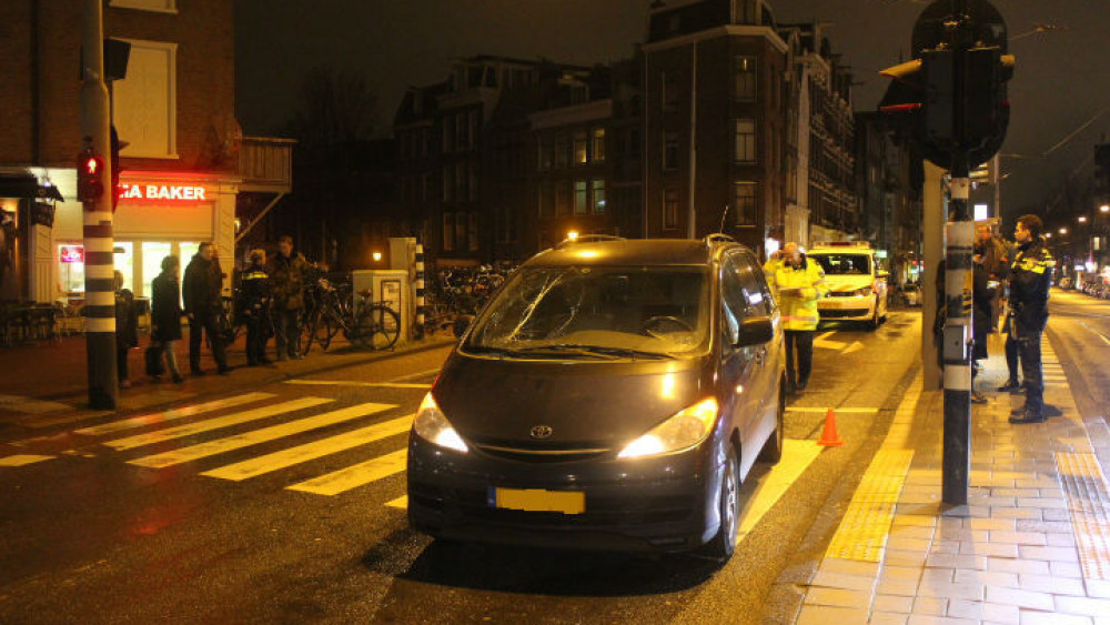 Voetganger Geschept Door Automobilist Op Zebrapad Rozengracht - AT5