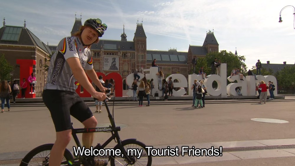 Maxim Hartman geeft toerist fietsles door 'verkeersjungle' van Amsterdam -  AT5