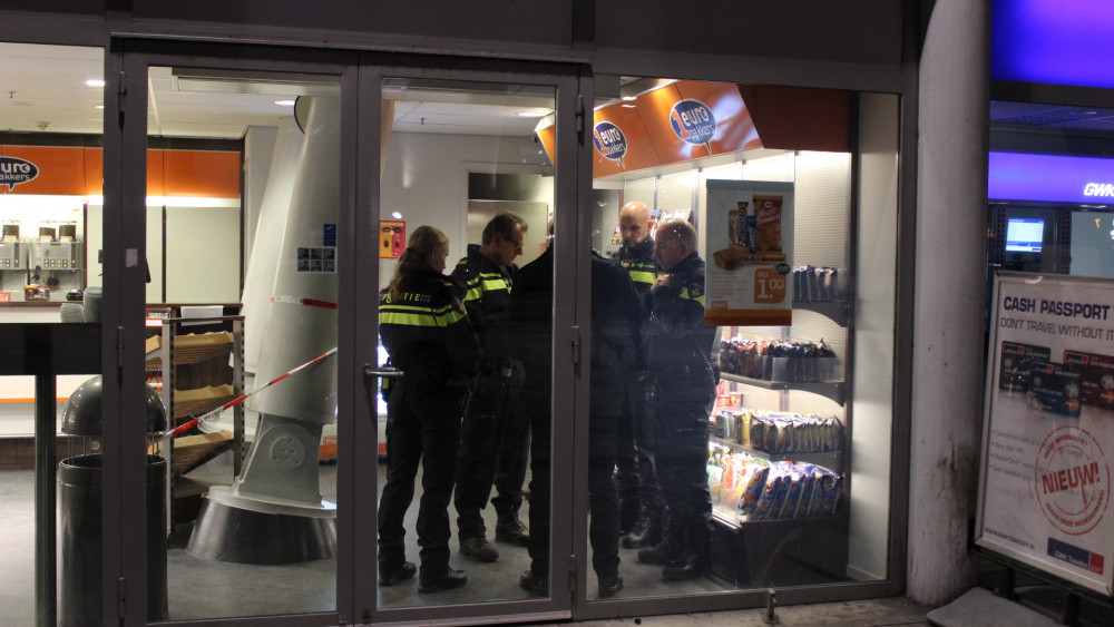 Man Met Mes Overvalt Kiosk Station Bijlmer Arena - AT5