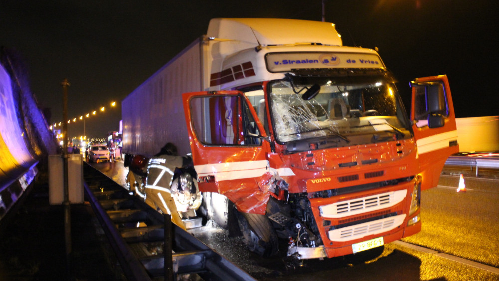 Vrachtwagen Botst Door Windvlaag Op Pijlwagen A10 - AT5