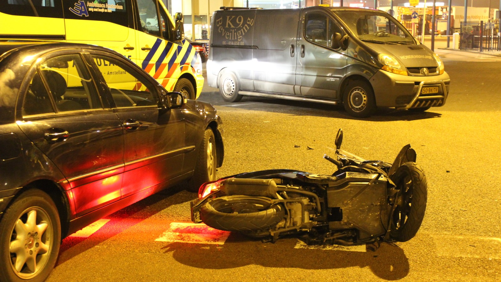 Snorscooter botst tegen auto op Jan van Galenstraat