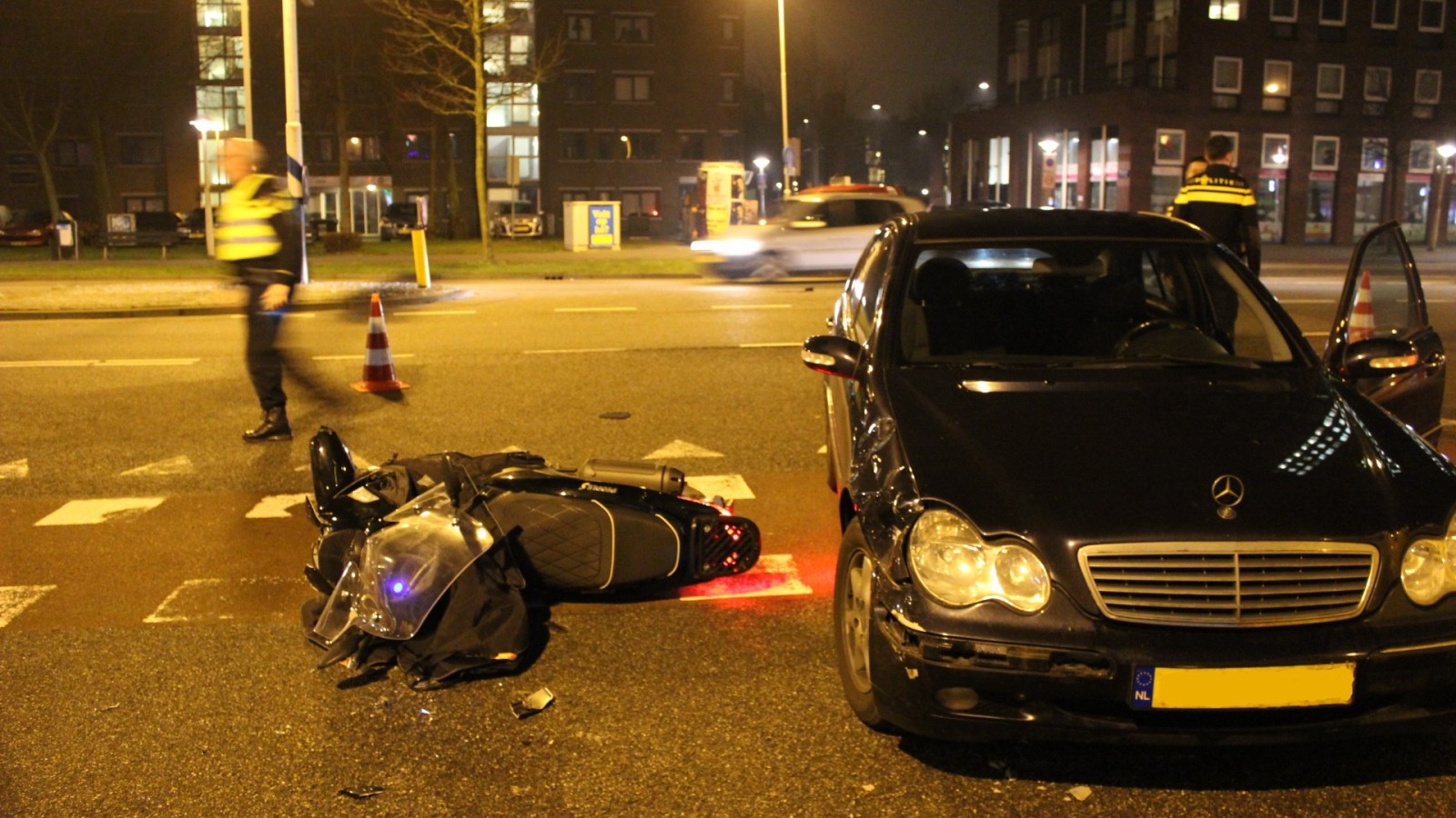 Snorscooter botst tegen auto op Jan van Galenstraat