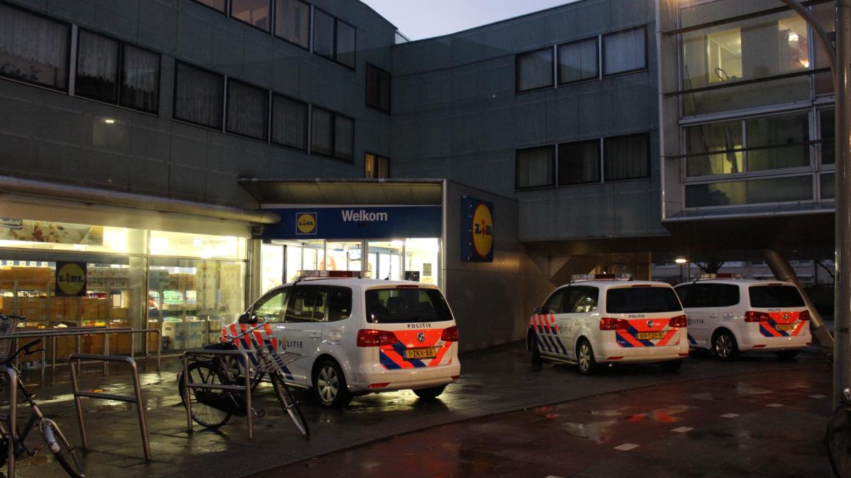 Lange man met bivakmuts overvalt supermarkt Geuzenveld