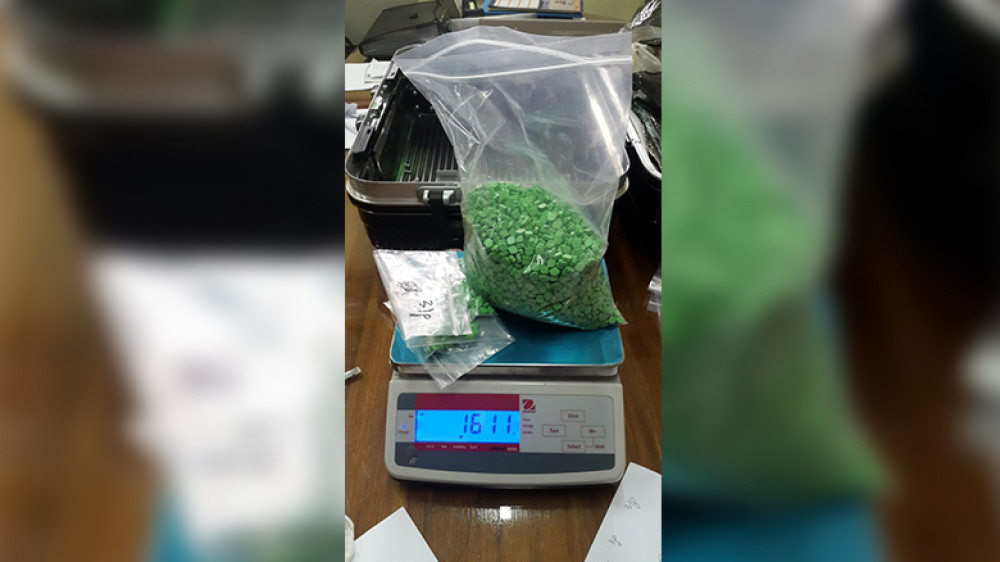 Man met 15.000 xtcpillen gepakt op vlucht van Amsterdam naar Uruguay AT5