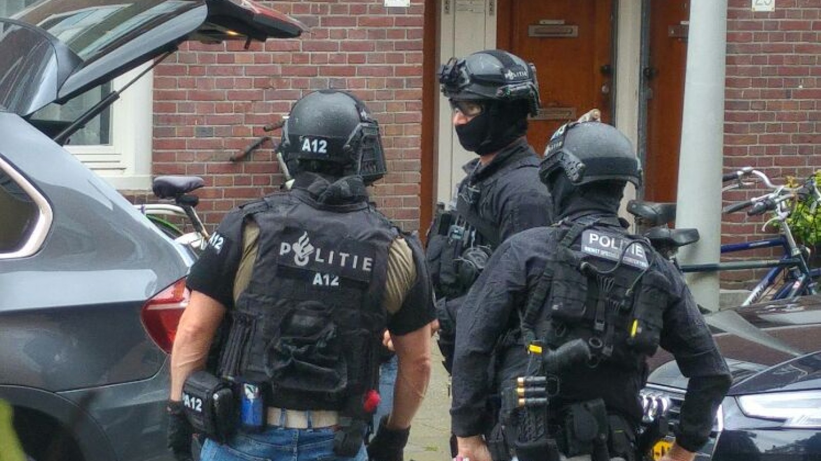 Een arrestatieteam in actie in Amsterdam.