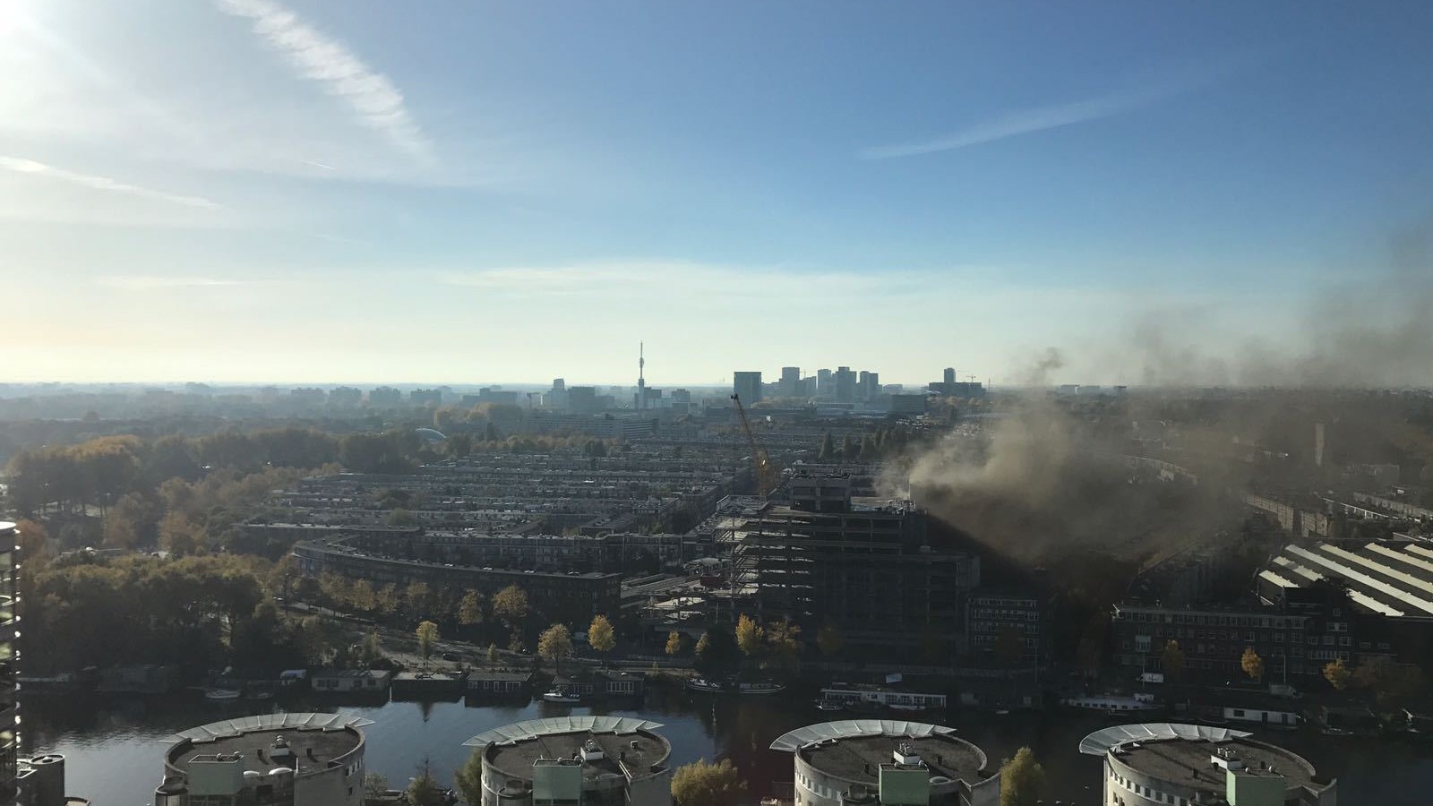 Fikse rookontwikkeling bij brand op Amsteldijk