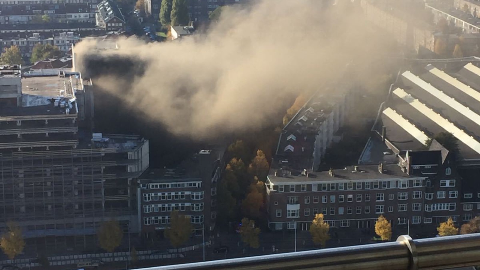 Fikse rookontwikkeling bij brand op Amsteldijk