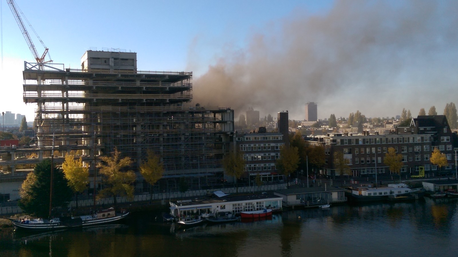 Fikse rookontwikkeling bij brand op Amsteldijk