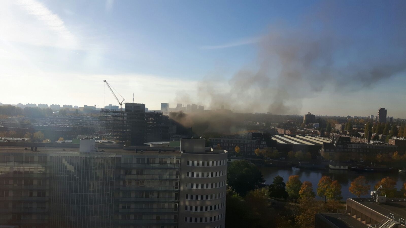 Fikse rookontwikkeling bij brand op Amsteldijk