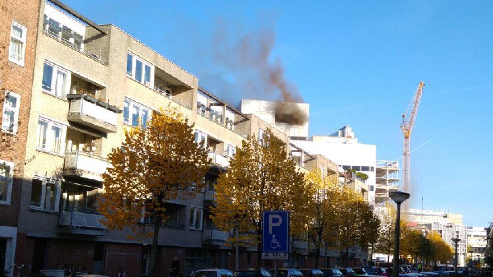 Fikse rookontwikkeling bij brand op Amsteldijk