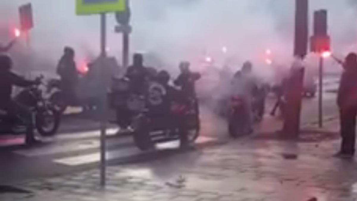 Hells Angels begeleiden rouwstoet voor geliquideerde Mitchell Jansen - AT5