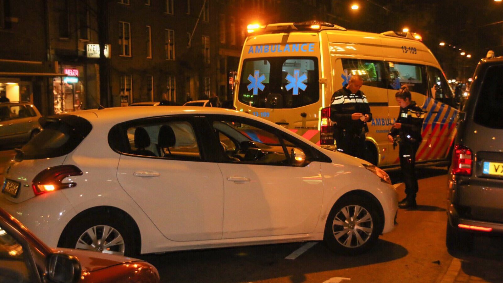 Automobilist in botsing met taxi op Rozengracht