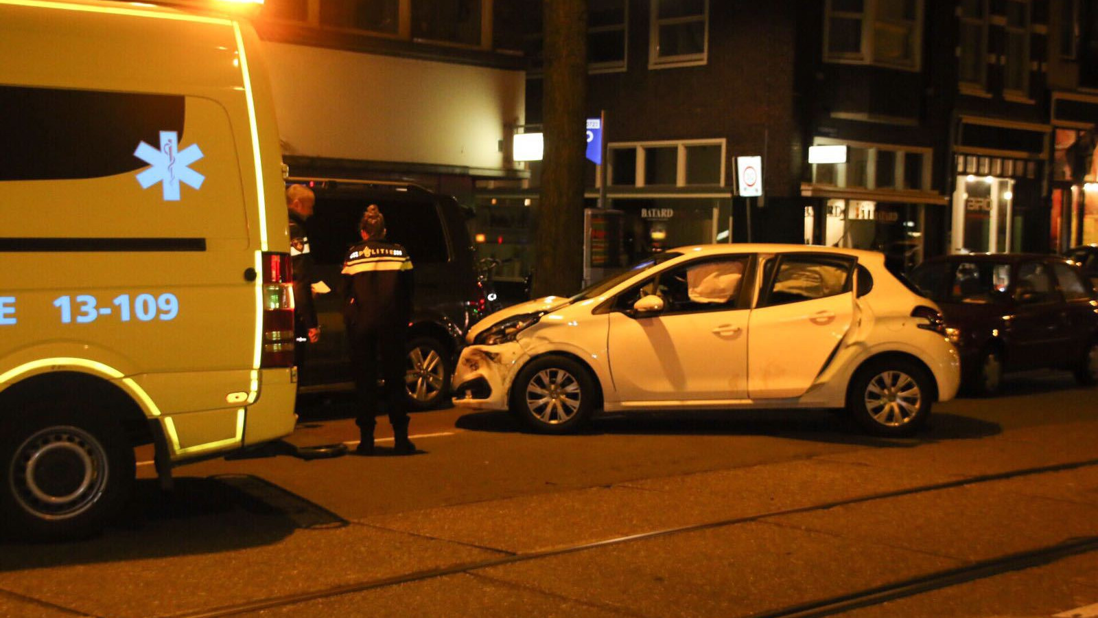 Automobilist in botsing met taxi op Rozengracht