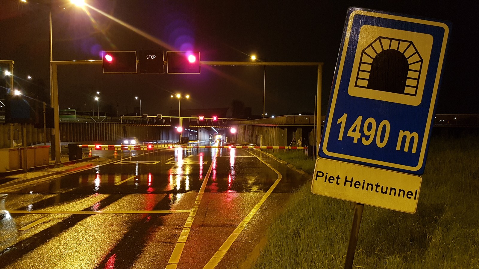 Auto crasht in Piet Heintunnel