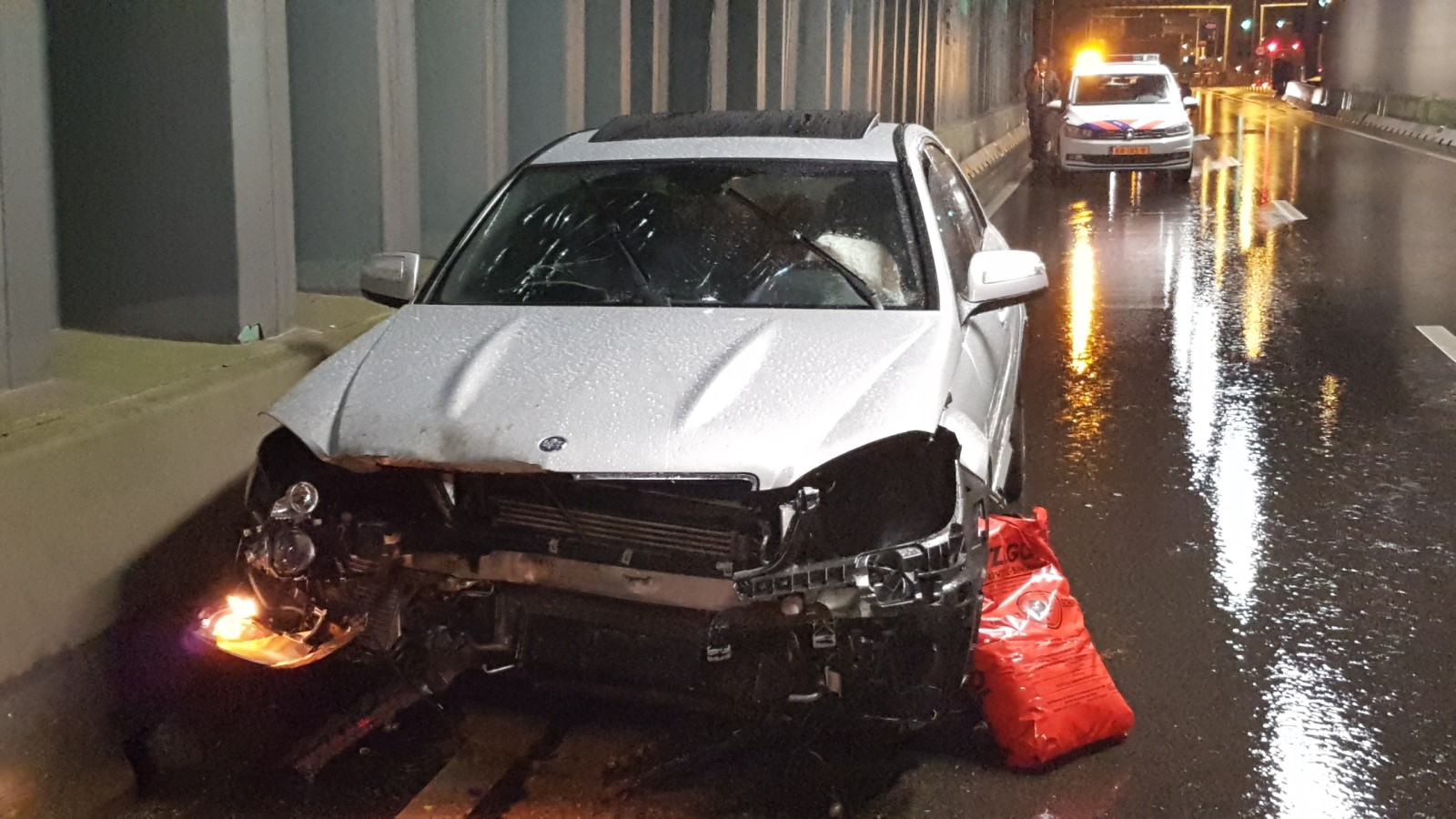 Auto crasht in Piet Heintunnel