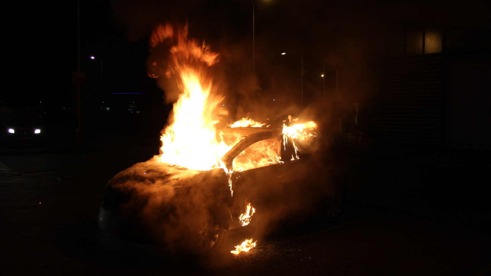 Weer auto in vlammen op in Noord