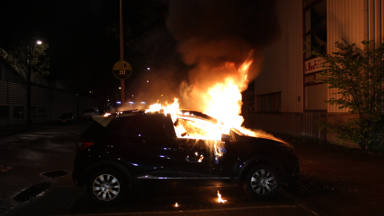 Weer auto in vlammen op in Noord