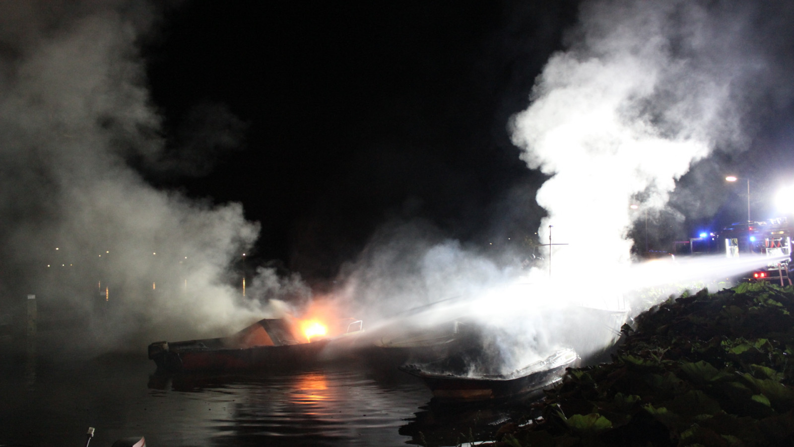 Vier boten in vlammen op aan Amsteldijk