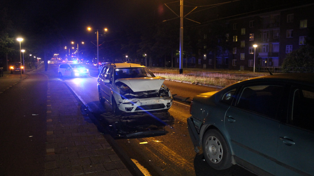 Vier Auto's Betrokken Bij Kop-staartbotsing Burgemeester Roëllstraat - AT5