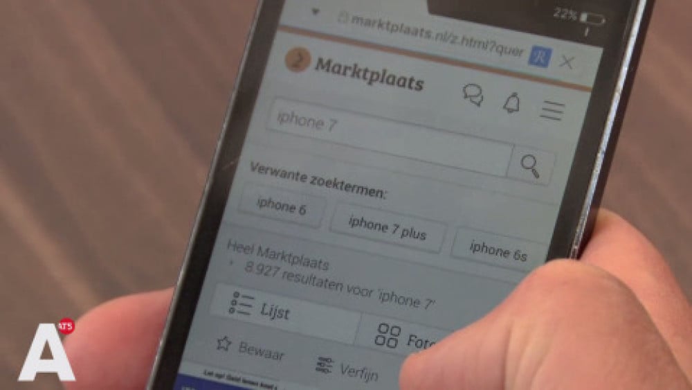 Vrouw licht klanten op Marktplaats op met woningen, tickets en een kastdeur