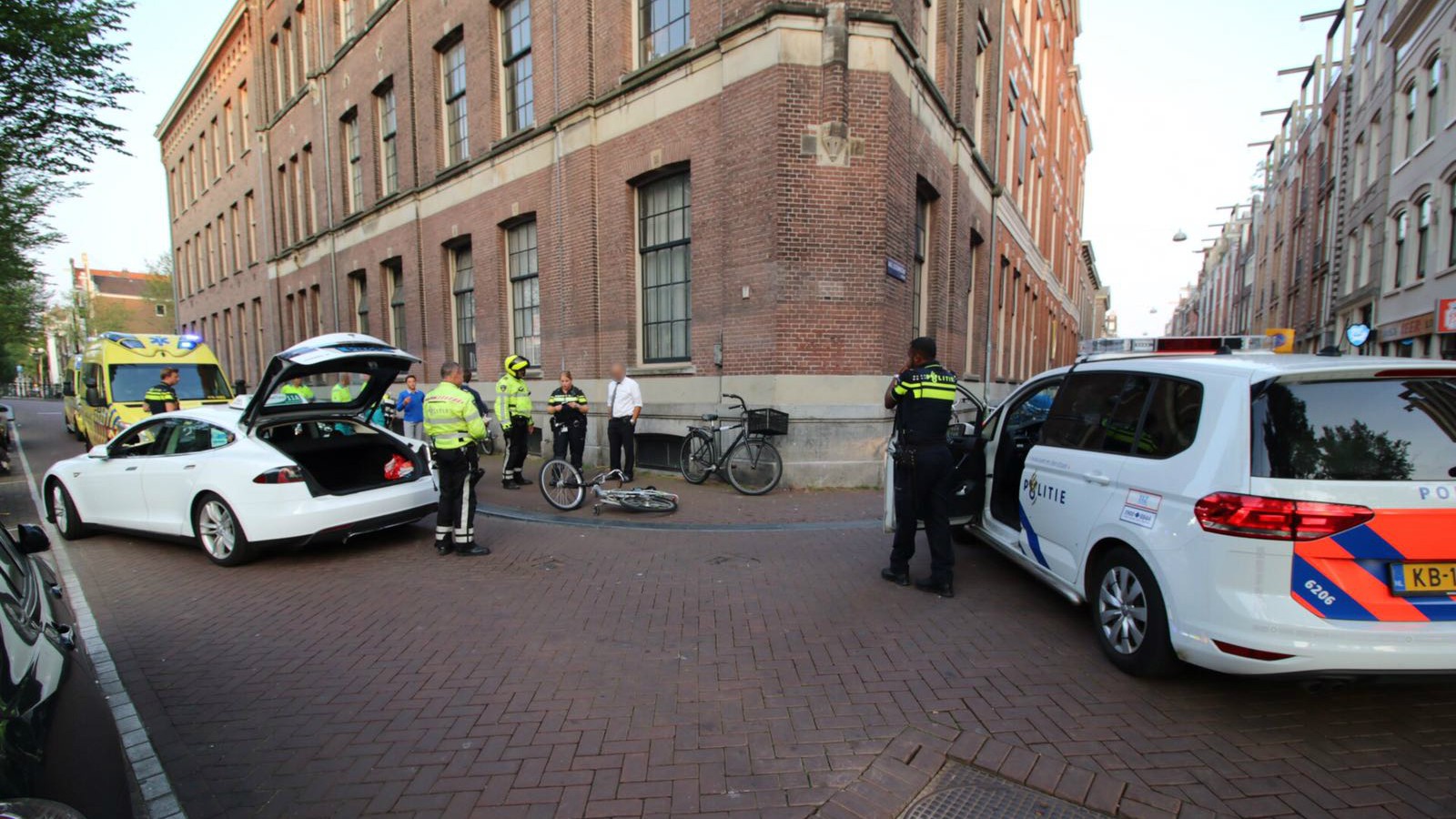 Fietser zwaargewond na aanrijding met taxi op Leidsegracht in centrum