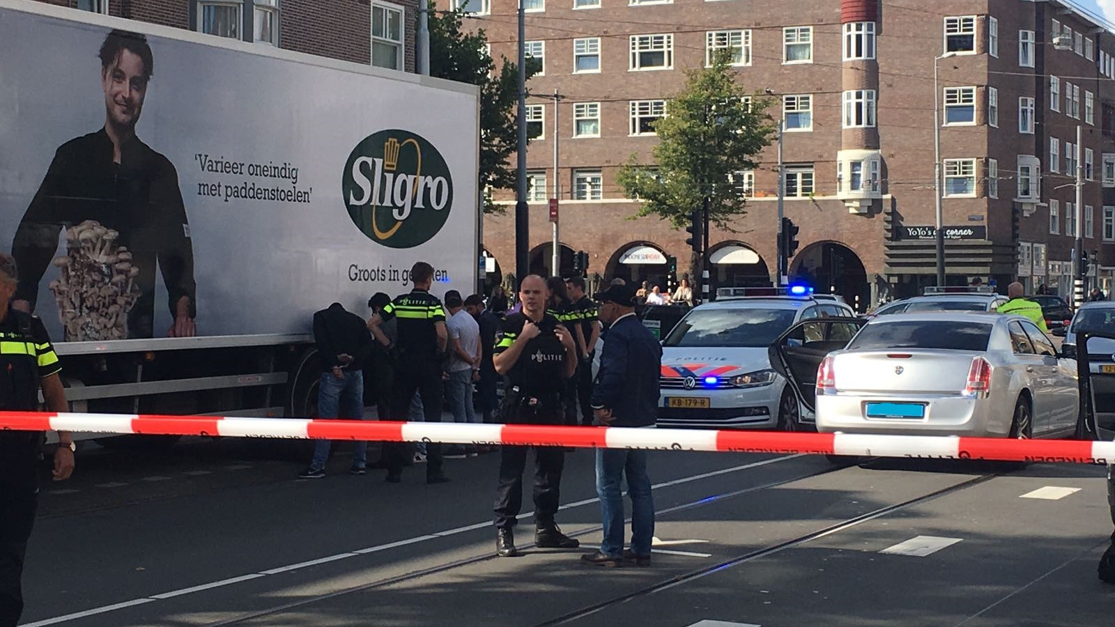 Negen man met getrokken wapens uit auto getrokken op Rijnstraat
