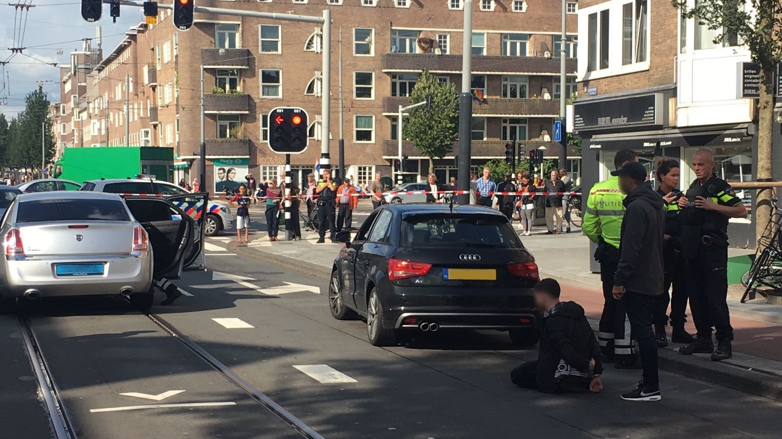 Negen man met getrokken wapens uit auto getrokken op Rijnstraat