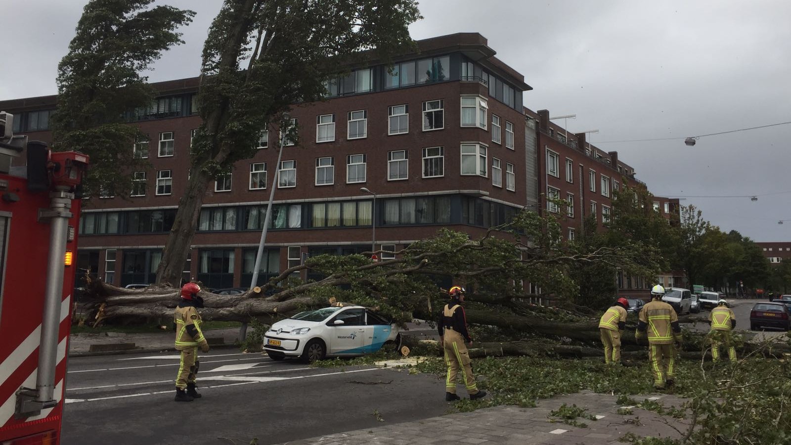 Boom op auto Wibautstraat President Steynstraat herfststorm september 2017