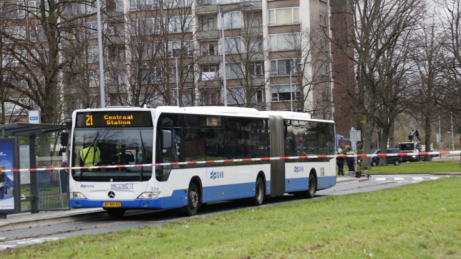 Tiener aangereden door bus op rotonde Burgemeester de Vlugtlaan