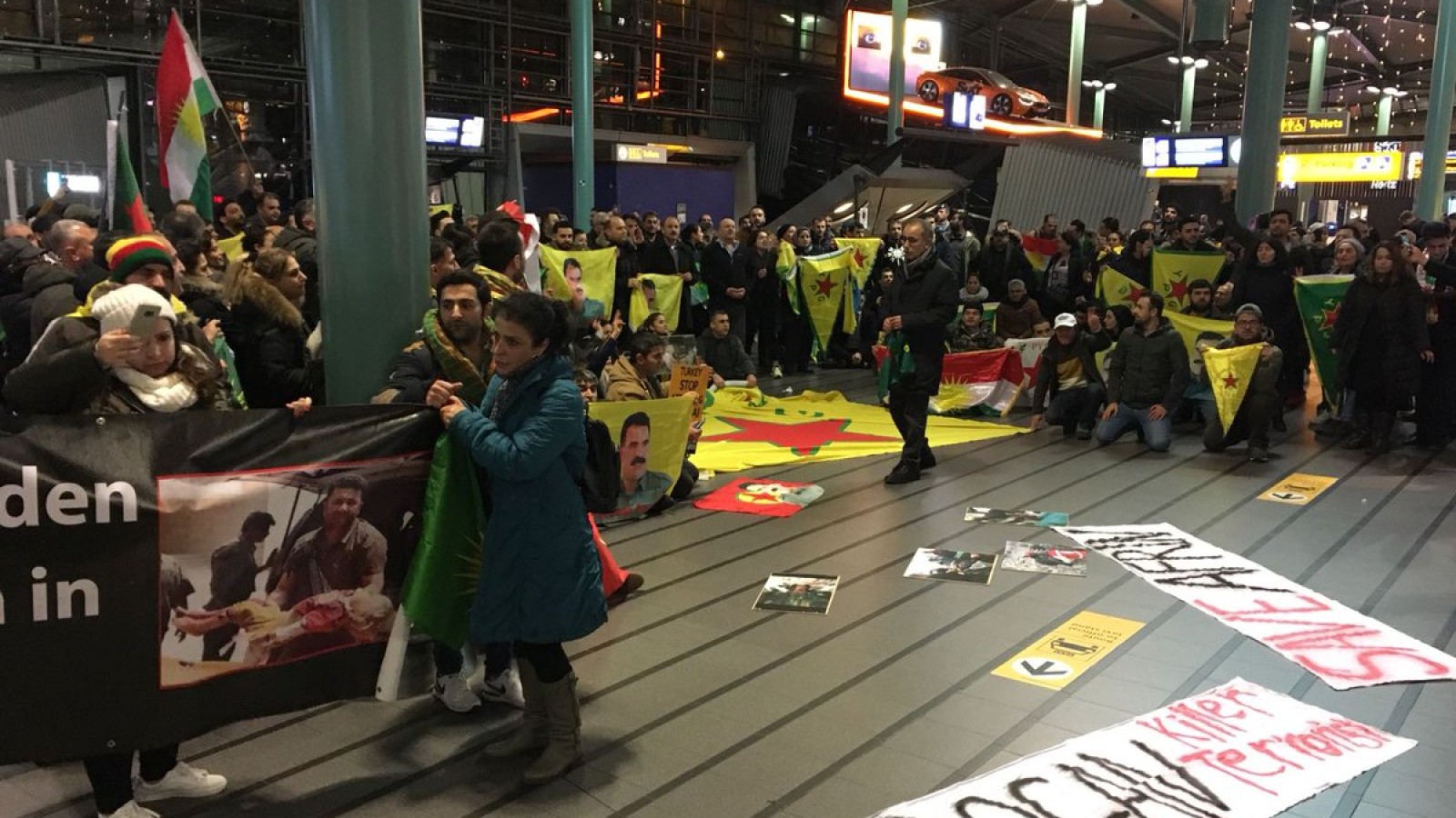 Koerden protesteren tegen Erdogan op Schiphol
